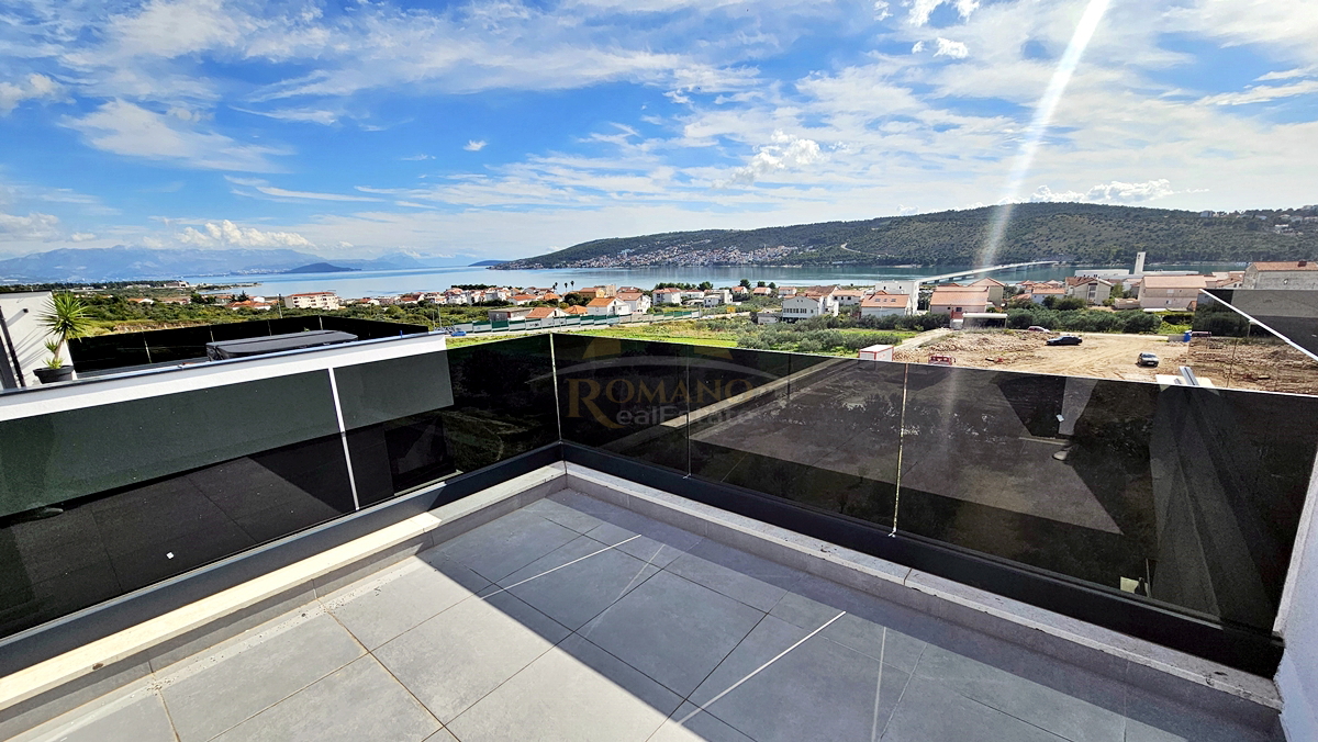 Dvosobni penthouse v Trogirju s strešno teraso